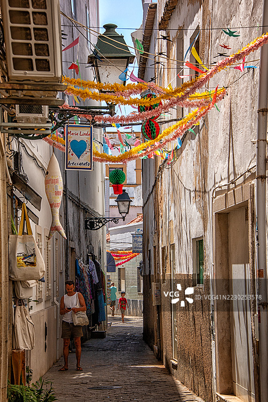 风景如画的小巷，行人漫步 – 奥尔哈奥，阿尔加维，葡萄牙图片素材