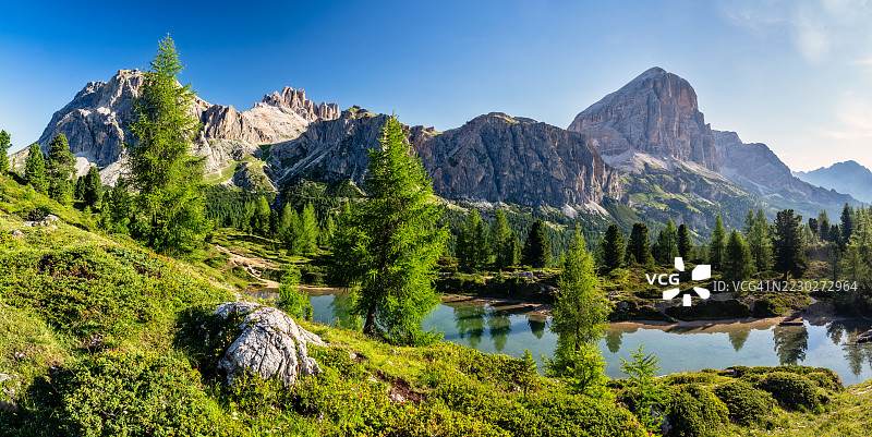 意大利南蒂罗尔多洛米蒂阿尔卑斯的利米德湖图片素材