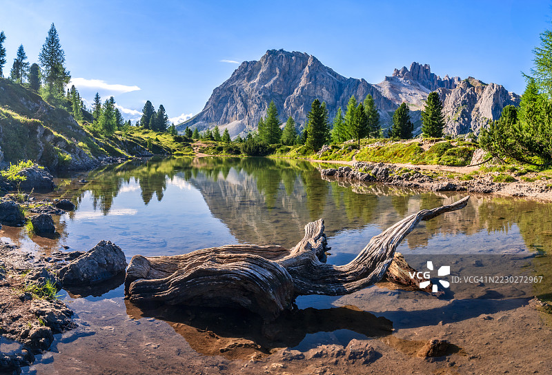 意大利南蒂罗尔多洛米蒂阿尔卑斯的利米德湖图片素材