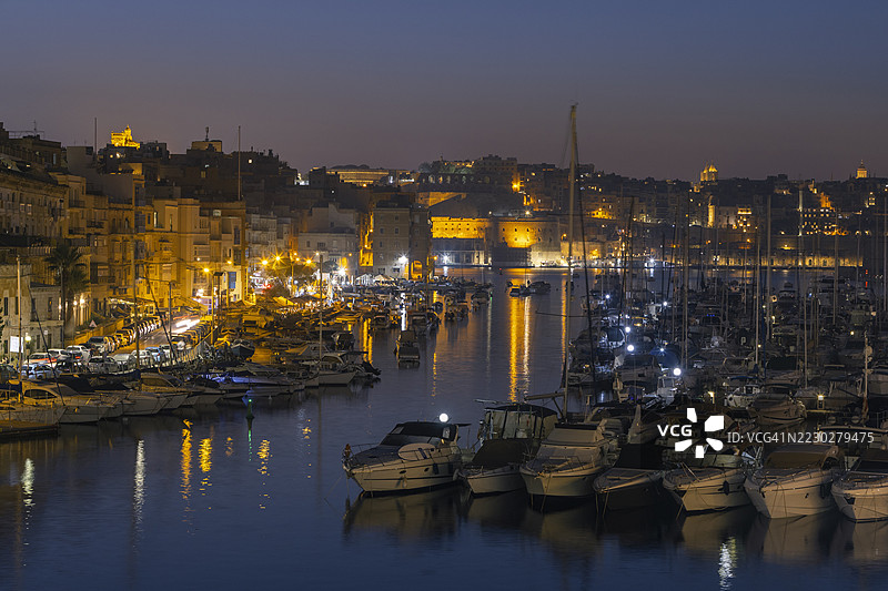 马耳他维托里奥萨的黄昏大港码头。图片素材