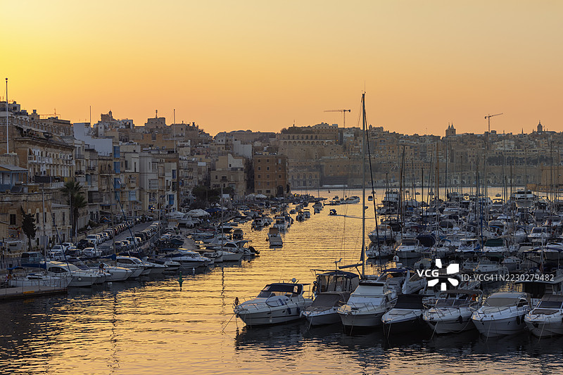 马耳他维托里奥萨的日落大港码头。图片素材