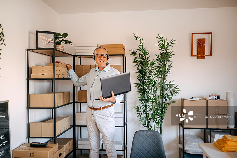 人们在家经营小生意，在线与顾客交谈，并准备商品发货。图片素材