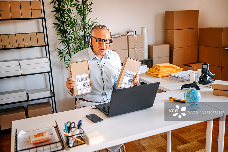 人们在家经营小生意，在线与顾客交谈并准备发货商品图片素材