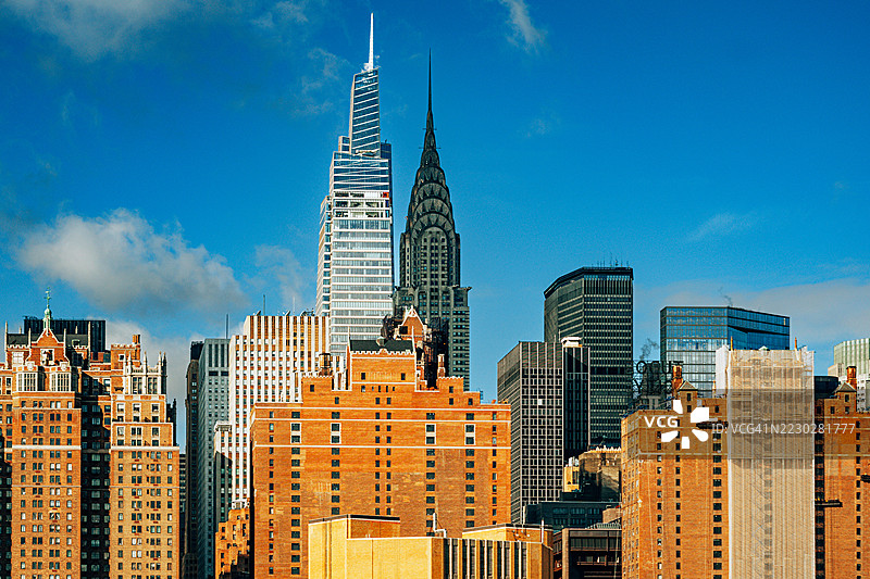 纽约市天际线与标志性摩天大楼在明亮的日光下图片素材