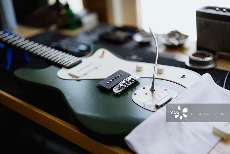 电吉他在制琴师的工作室进行维护图片素材