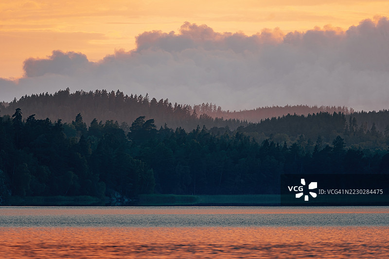 五彩斑斓的日落映照在宁静的湖面上 – 风景摄影图片素材