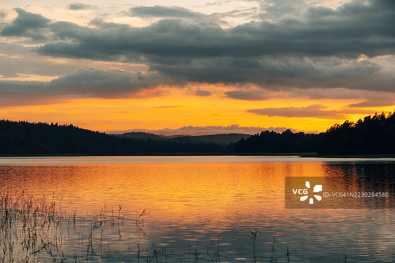 五彩斑斓的日落映照在宁静的湖面上 – 风景摄影图片素材