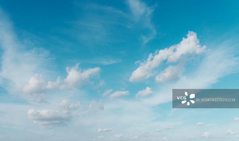 蓝天白云飘浮图片素材