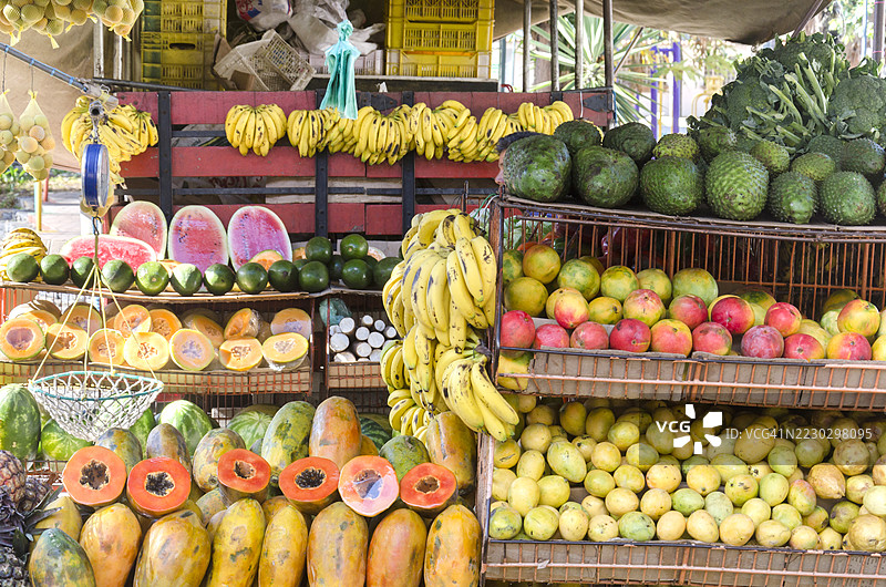 街头水果摊上的五彩热带水果图片素材