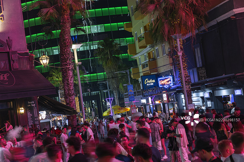 马耳他圣朱利安斯的热闹派对区佩斯维尔。图片素材