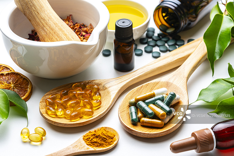 营养补充剂和天然维生素或健康饮食与福祉。医疗保健或替代医学。螺旋藻胶囊和Omega-3胶囊，镁和钙。白色背景。图片素材