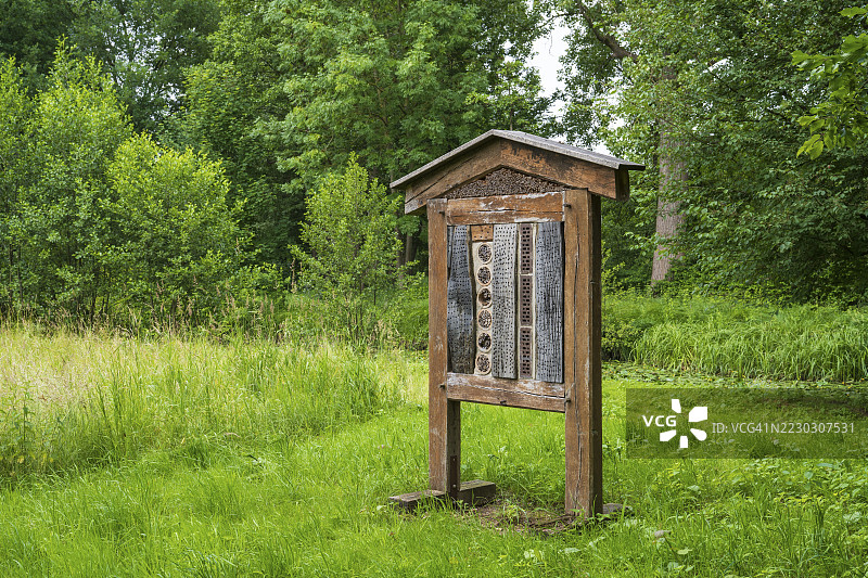 草地上的昆虫旅馆，位于德国北莱茵-威斯特法伦州的雷达-维登布吕克图片素材