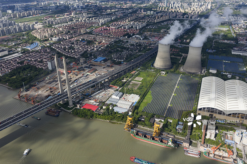 热电厂和高架道路的鸟瞰图图片素材