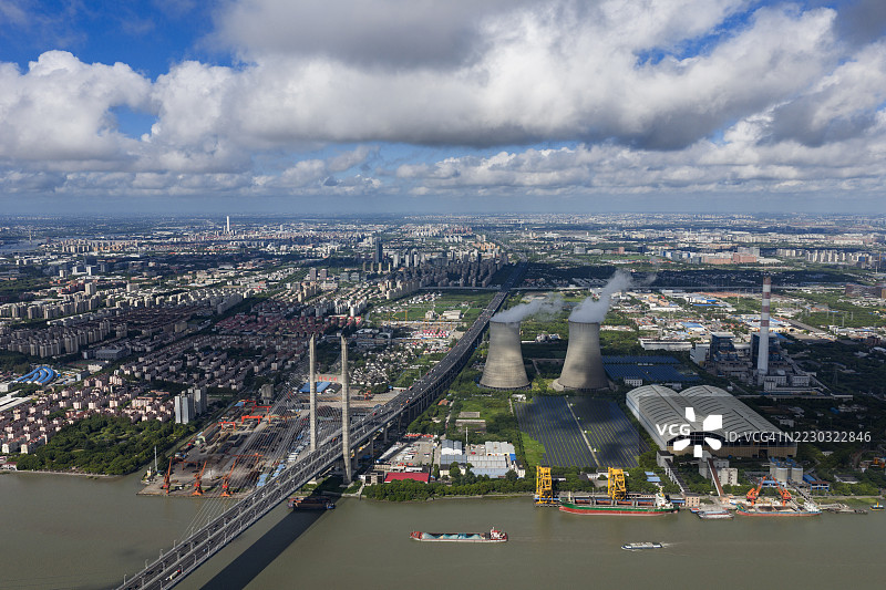 热电厂和高架道路的鸟瞰图图片素材