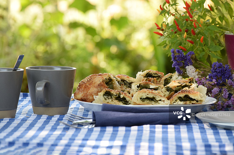 户外享用传统早餐，配有饼和酸奶图片素材