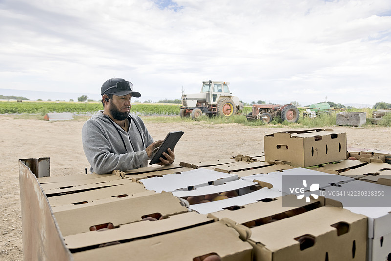 农民使用电子设备图片素材