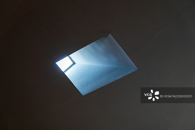 深色背景上的蓝色方块图片素材