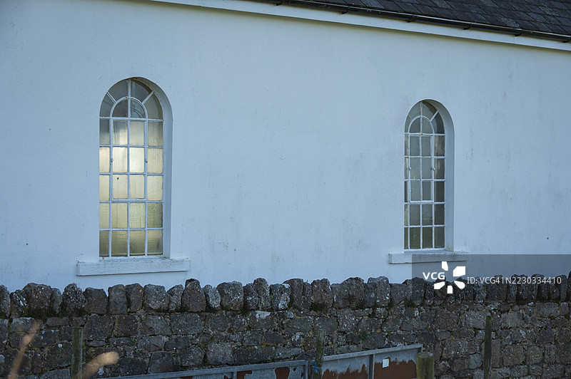 高尔半岛上的明亮白色教堂建筑图片素材