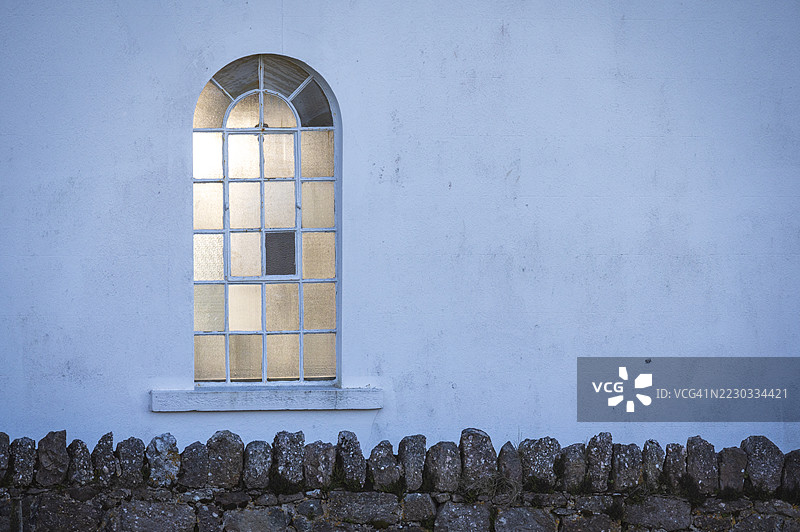 高尔半岛上的明亮白色教堂建筑图片素材