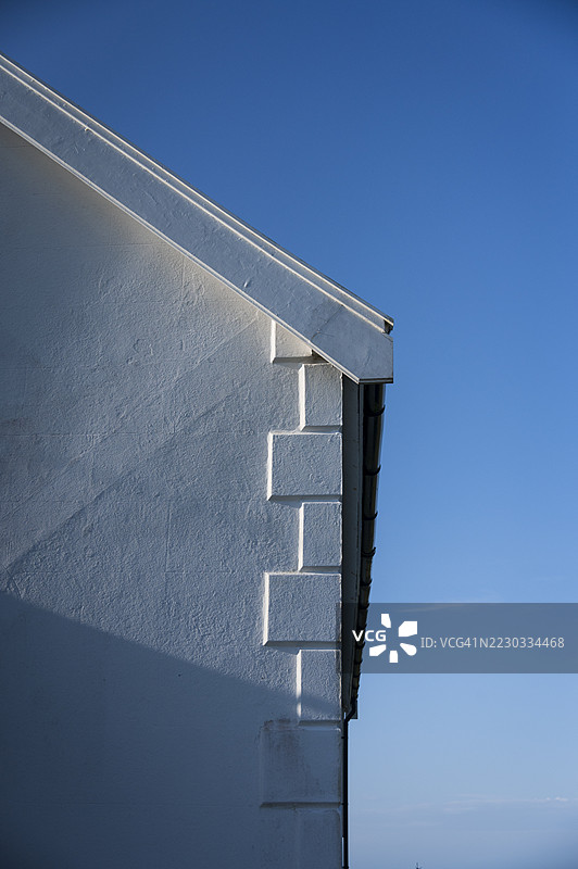 高尔半岛上的明亮白色教堂建筑图片素材