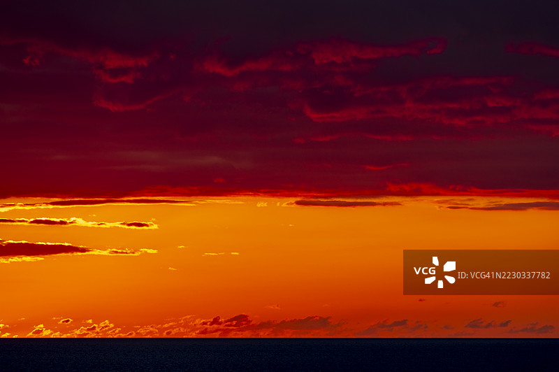 明亮的橙色海洋地平线日落图片素材