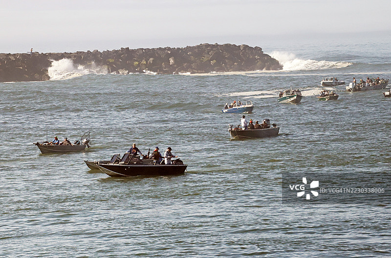 鲑鱼渔民，流浪河图片素材