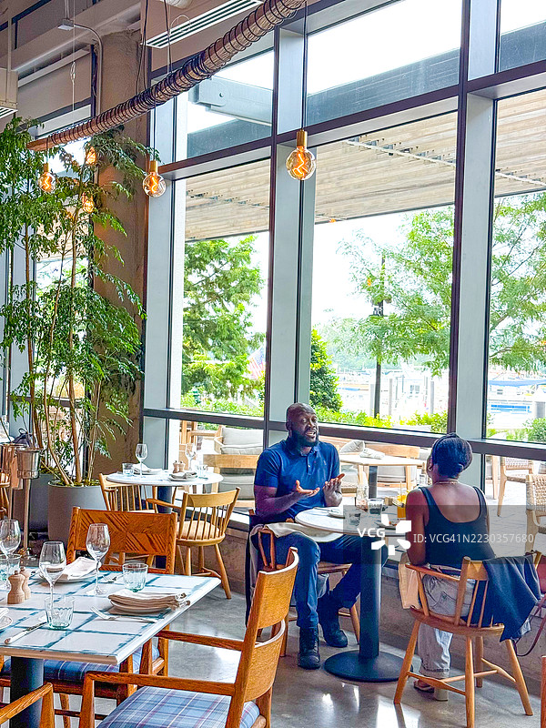 华盛顿特区的鱼店内用餐的人们图片素材