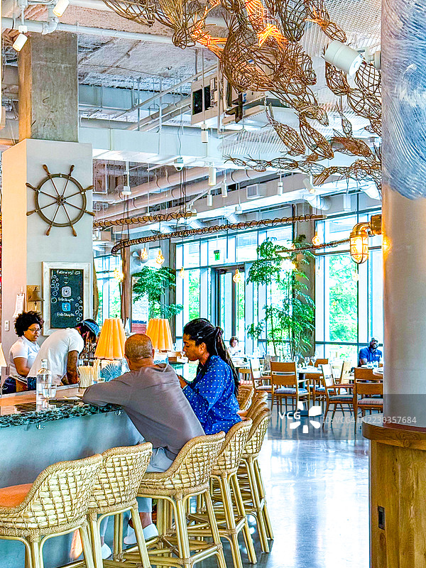 华盛顿特区鱼店吧台用餐的人们图片素材