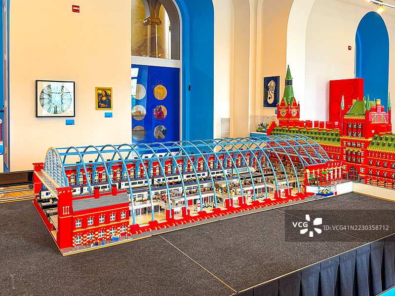 火车站/酒店，由乐高积木制作，来自华盛顿特区国家建筑博物馆的砖块城市展览。图片素材