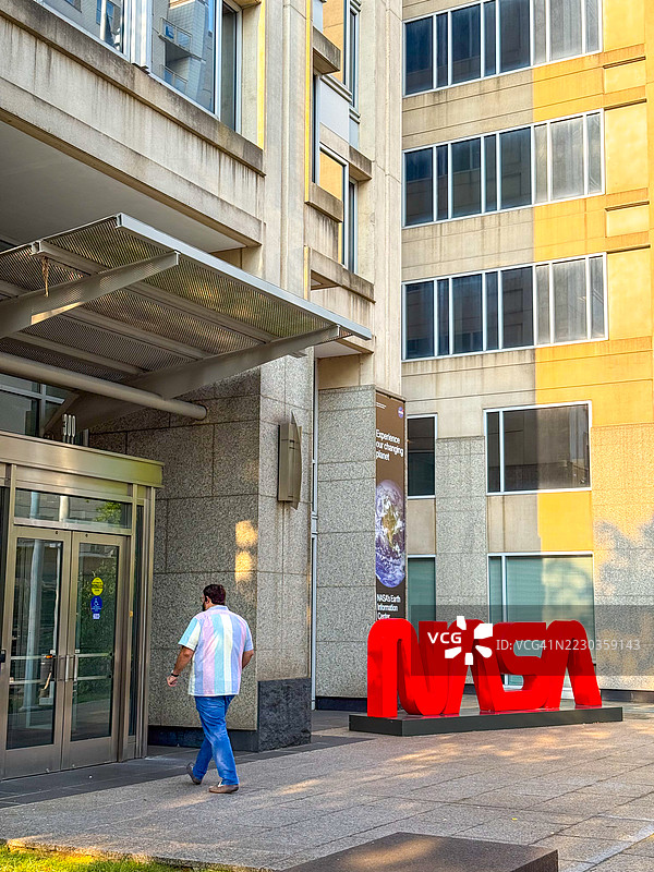 人们走进位于华盛顿特区的NASA大楼。图片素材