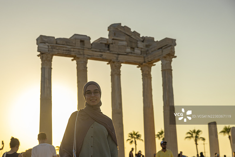 身穿头巾的女性在赛德古城遗址中摆姿势图片素材