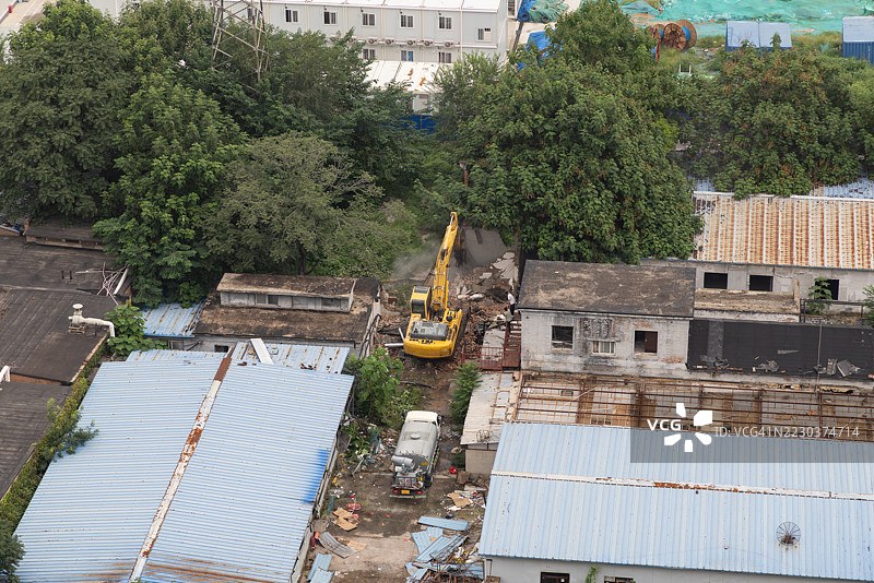 大型机械已进入北京的城市村庄改造和拆迁工地，并实施了喷洒水和减少灰尘等措施。图片素材