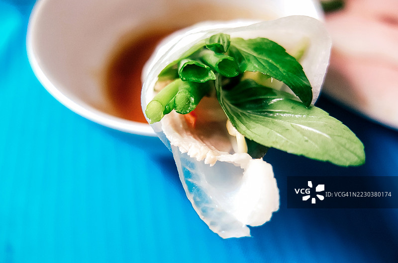 越南猪肉肚、鲜蔬菜和美味蘸酱的米纸卷图片素材