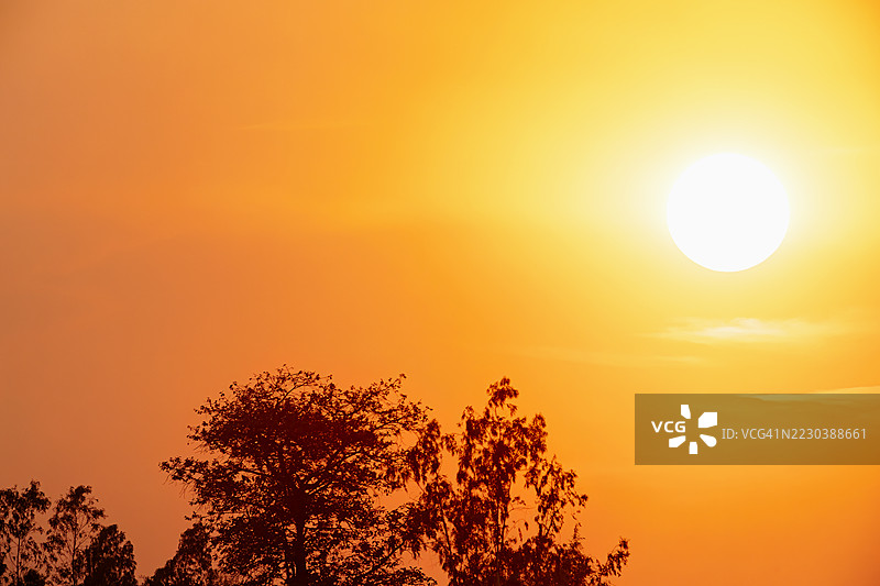 热浪，炙热的阳光，热射病，来自太阳的全球变暖，燃烧，气候变化，全球沸腾图片素材