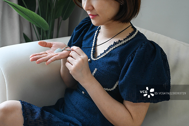 微妙的闪耀：项链突显女性优雅图片素材