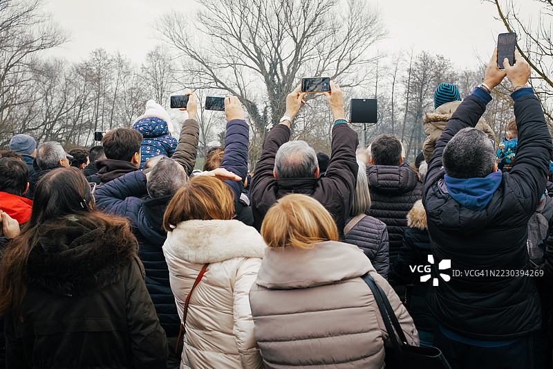 许多人通过智能手机观看表演图片素材