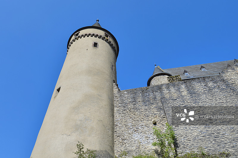 城堡的塔楼和周围的城墙。图片素材