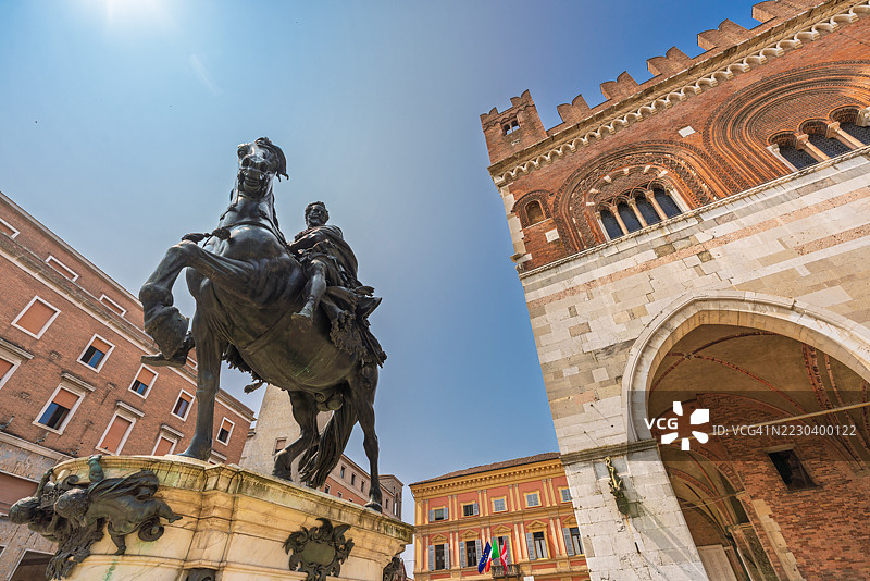 皮亚琴察的马术雕像：亚历山德罗·法尔内塞在骑士广场图片素材