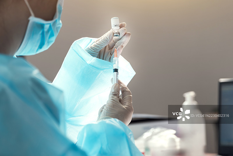 年轻人正在接种疫苗。图片素材