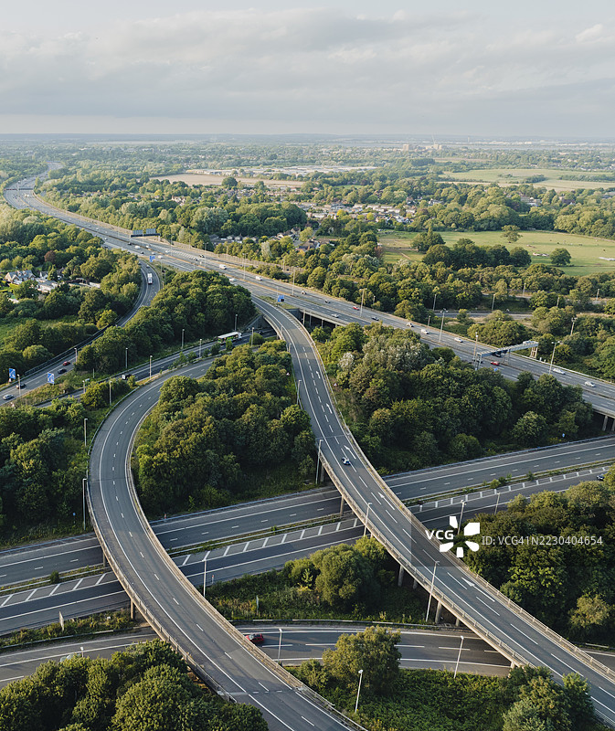 高速公路交叉口的空中日落景观图片素材
