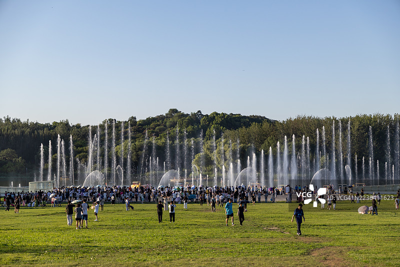 北京，中国，夏季城市森林公园中的大型音乐喷泉。图片素材