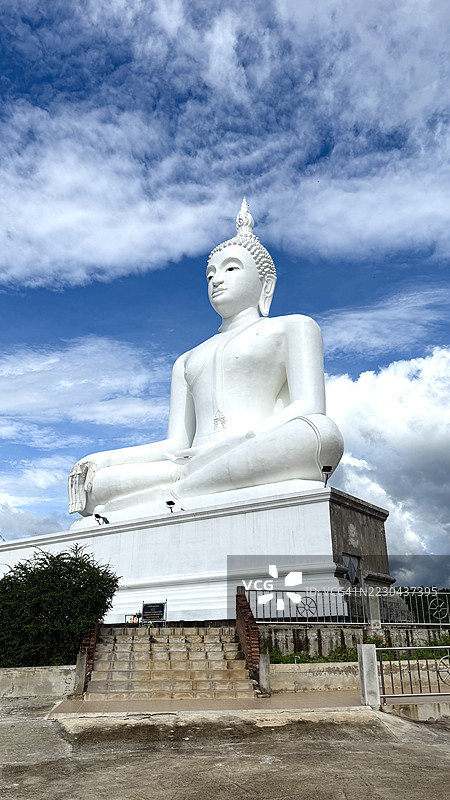 大佛雕像的景观，象征着启蒙、内心的平静、智慧和慈悲。图片素材