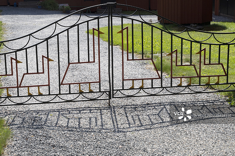 带有鹅图案的铁门图片素材