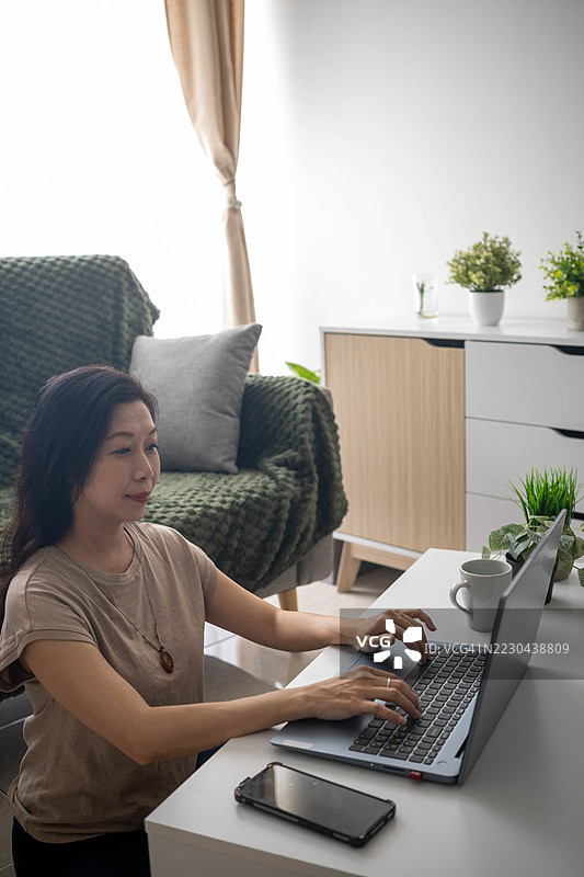 无缝连接：桌面上的互联网与创新图片素材