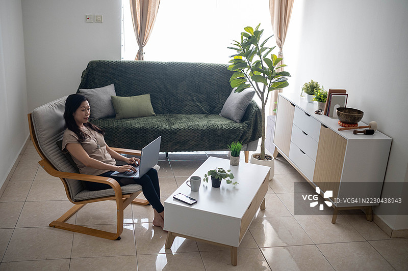 现代工作方式：年轻专业人士在家办公使用笔记本电脑图片素材