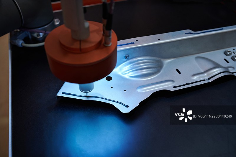 在工作台上扫描和定位钣金图片素材