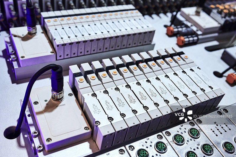 电源处的断路器和连接插头图片素材