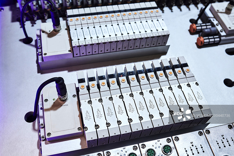 电源处的断路器和连接插头图片素材