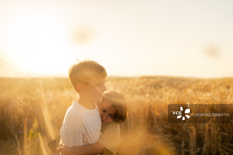 两个年轻男孩在麦田中的肖像图片素材
