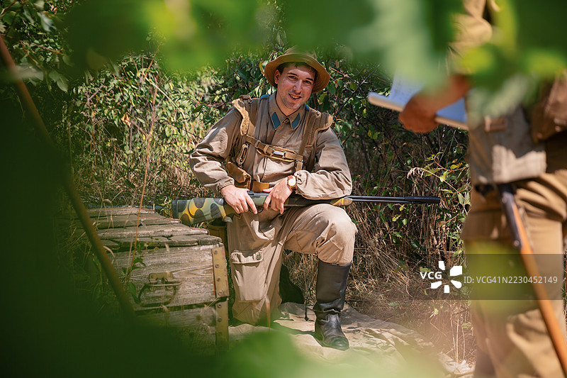 二战士兵手持步枪，微笑着看着战友图片素材